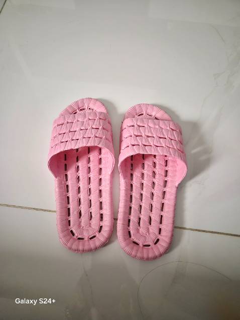 Nhẹ, gọn, đẹp đi trong nhà rất ổn, giao hàng nhanh hơn dự kiến.