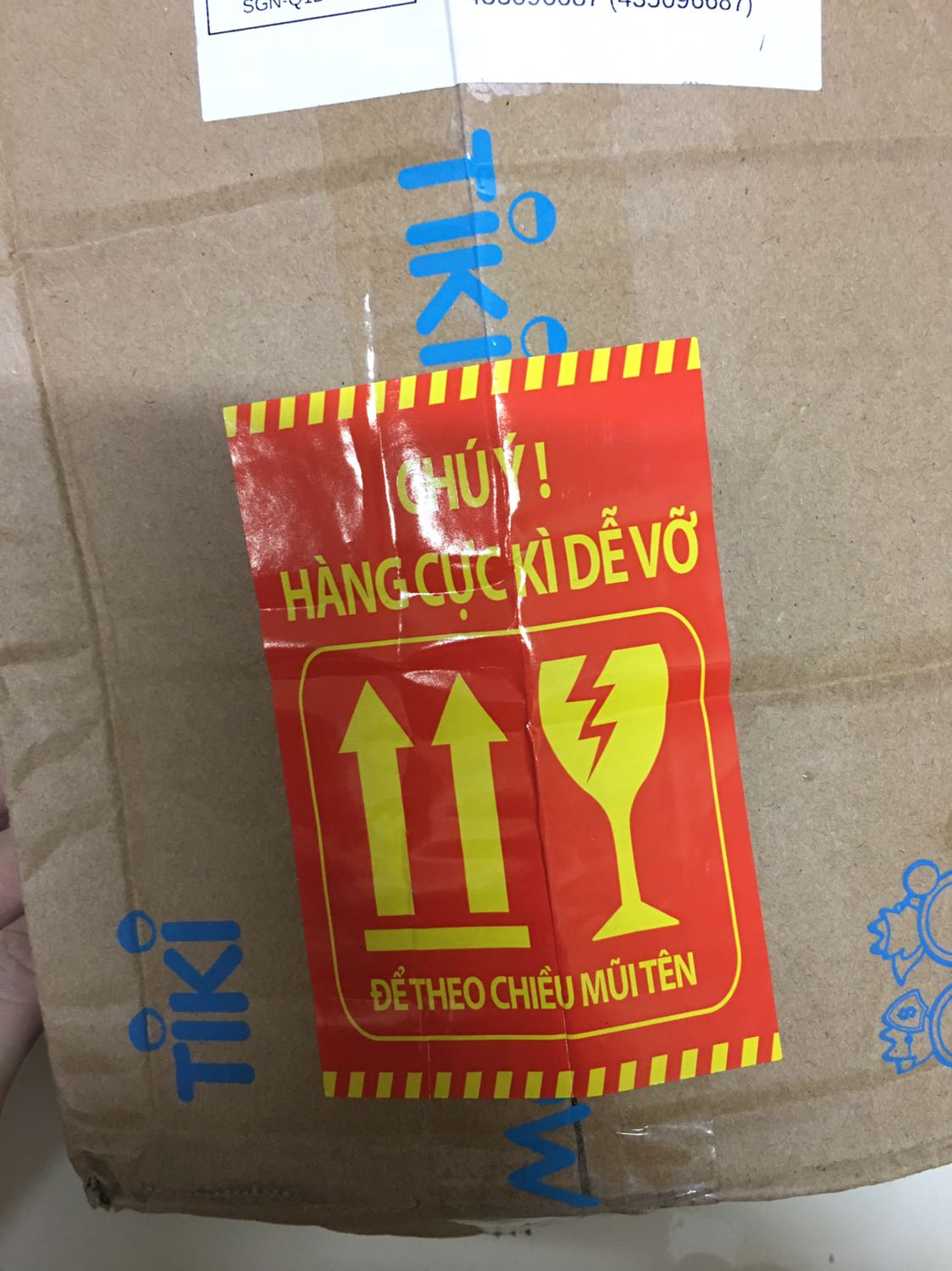Giao hàng trễ hẹn thì mình cũng chấp nhận được, đây đã dán “hàng cực dễ vỡ” mà giao tới hộp bên ngoài thì lủng rách như hình. Băng keo niêm phong thì bị rạch. Mình đã mua hàng tiki rất nhiều lần nhưng 2-3 lần gần đây shiper làm hộp hàng móp méo rách thế này làm mình hết sức thất vọng. Hy vọng tiki xem lại vấn đề vận chuyển.
Về sản phẩm đủ hàng, dùng rồi mình mới đánh giá chất lượng được.