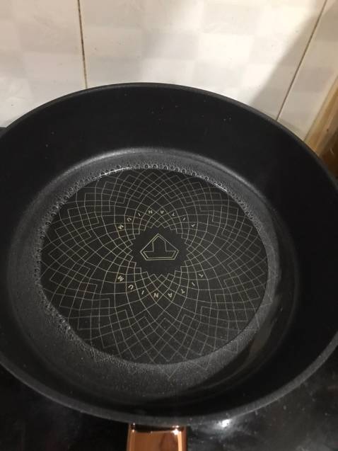 Shop đóng hàng cẩn thận. Chảo đẹp. Ko bị trầy xước gì. Chà bằng miếng cước ko bị trầy nha