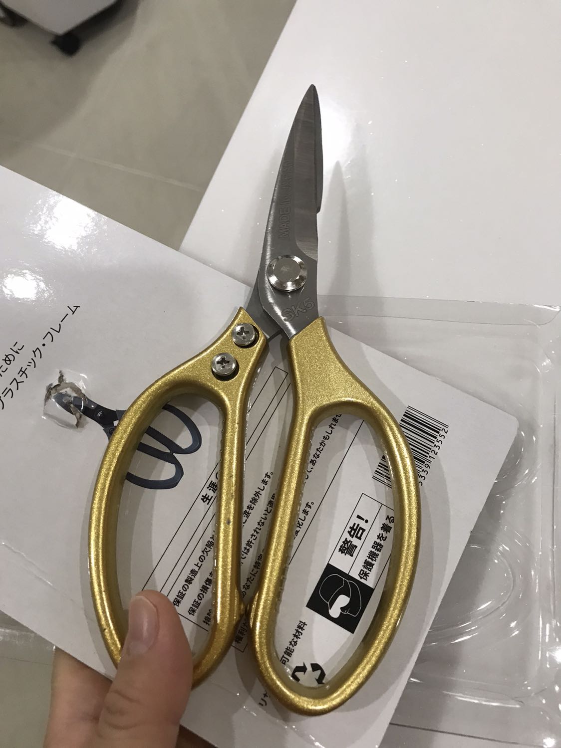 Kéo này hàng Fake rồi nhìn cũng cứng cáp nhưng là in chữ ko dập nổi như hàng xịn cũ của mình !kéo Bạc cũ mình dùng in chìm hẳn trên sp và rất xịn tốt!