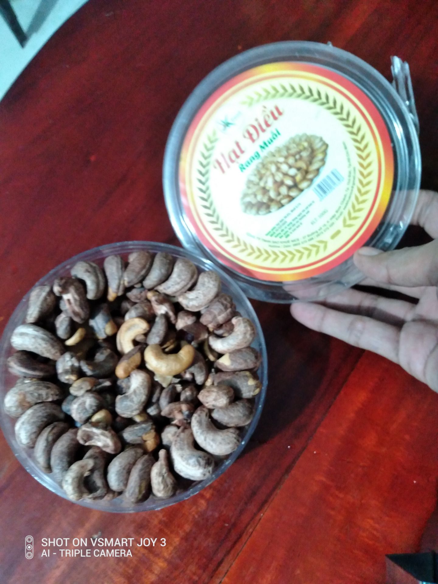 bán buôn giang manh, sẽ không bao giờ mua lại, xoay vòng vòng được vài hạt nguyên, mở ra bên trong toàn hạt vụng, mốc.