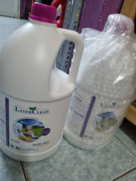 Mùi thơm của nước giặt dễ chịu, ko bay màu quần áo, khỏi cần nước xả luôn. 
Đóng gói hàng cẩn thận, an toàn.
Mình mua 2 chai 1 lần luôn, đây đã là chai thứ 3 mình dùng.
Cảm ơn shop, cảm ơn Tiki Mùi thơm của nước giặt dễ chịu, ko bay màu quần áo, khỏi cần nước xả luôn. 
Đóng gói hàng cẩn thận, an toàn.
Mình mua 2 chai 1 lần luôn, đây đã là chai thứ 3 mình dùng.
Cảm ơn shop, cảm ơn Tiki