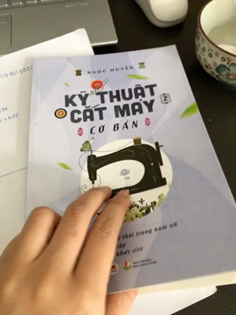 Ultr tiki giao hàng siêu nhanh rồi, shipper cũng rất nhiệt tình dêz thương nữa. Về sách thì rất nên mua đặc biệt cho những ai tự học vì viết rất dễ hiểu, mình cũng cân nhắc mãi nhưng mua rồi thấy rất đangs.