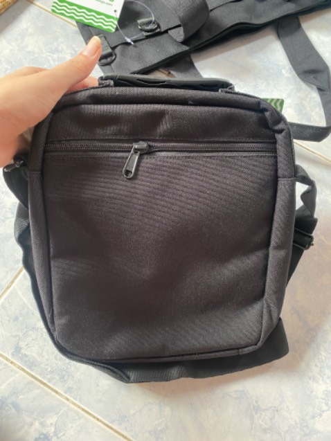 Giao nhanh, túi ok nhưng vải k căng nhìn k thẩm mĩ lắm, dây kéo đường may chắc chắn, nói chung là ok