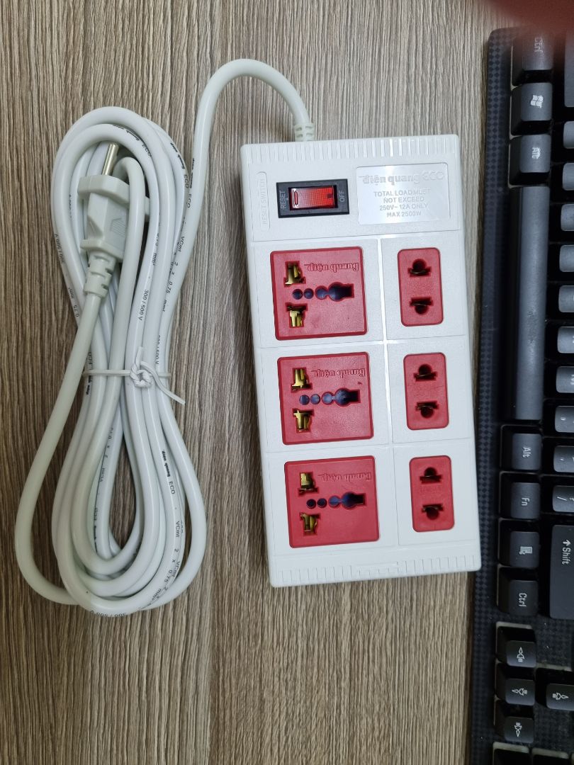 Đơn hàng giao nhanh hơn dự kiến. Bạn nhân viên của ĐMX đi giao luôn, còn cẩn thận gọi điện 2,3 lần để xác nhận thời gian giao hàng. Ổ điện có 6 lỗ, cắm nhiều thiết bị cùng 1 lúc