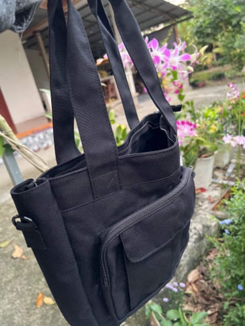 Chất vải dày dặn, đường may chắc chắn, đẹp . Nhiều ngăn tiện lợi khi để đồ dùng, đáng mua, đóng gói kĩ, giao hàng nhanh năm sao nha shop