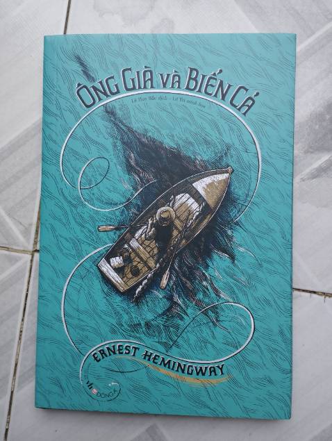 Bìa sách trông khá sang, hình minh họa đẹp, nhưng có khoảng 1/2 diện tích trang bị trống, một khoảng khá lớn, thực sự nó khá phí.