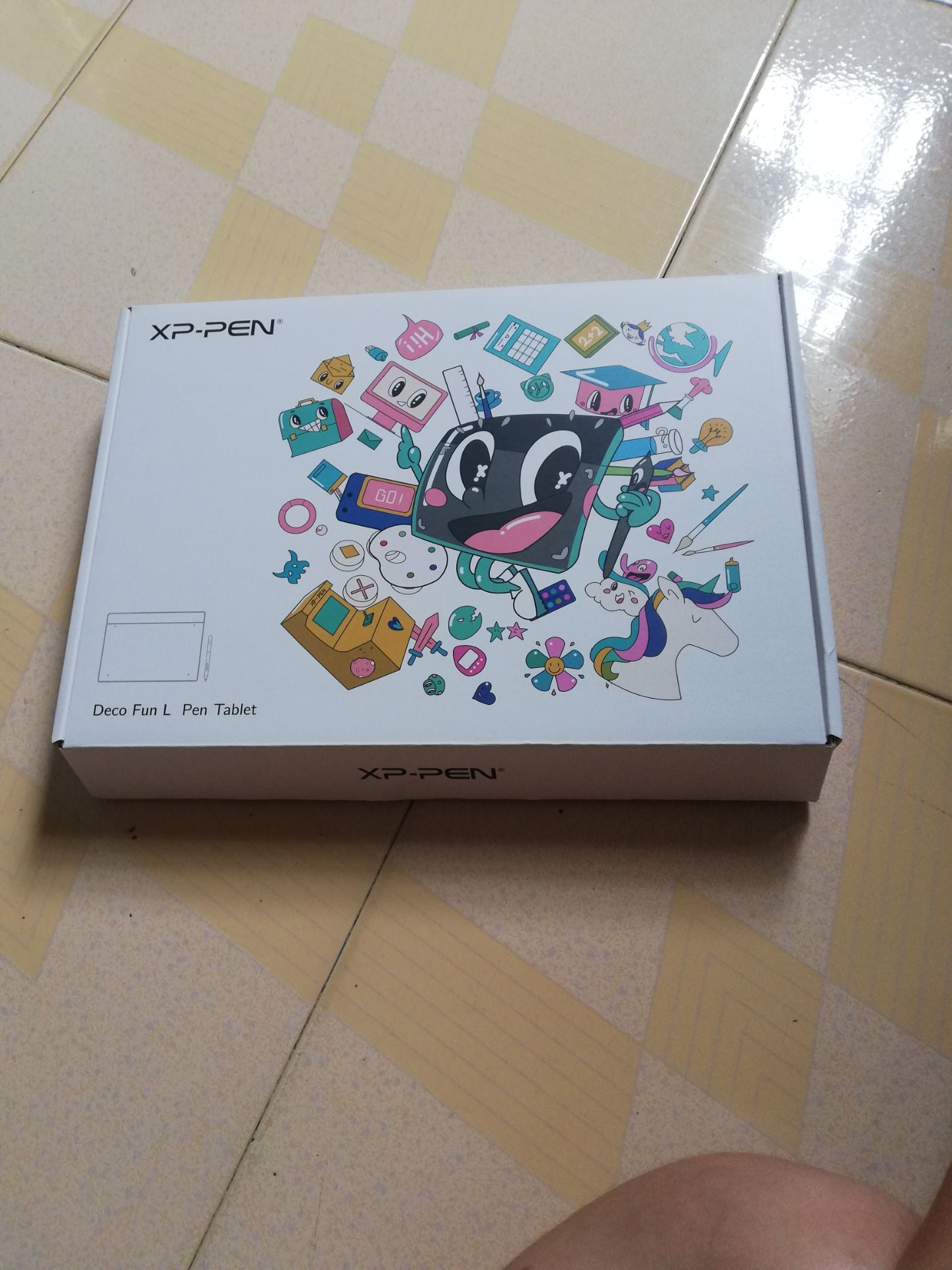 Bảng vẽ vận chuyển nhanh, đóng gói dày, chắc chắn. Màu xanh khá đẹp mắt, nhìn rất sang trọng. Đã xài tù sáng đến giờ, độ cảm ứng khá nhạy, vẽ nét thanh đậm đều