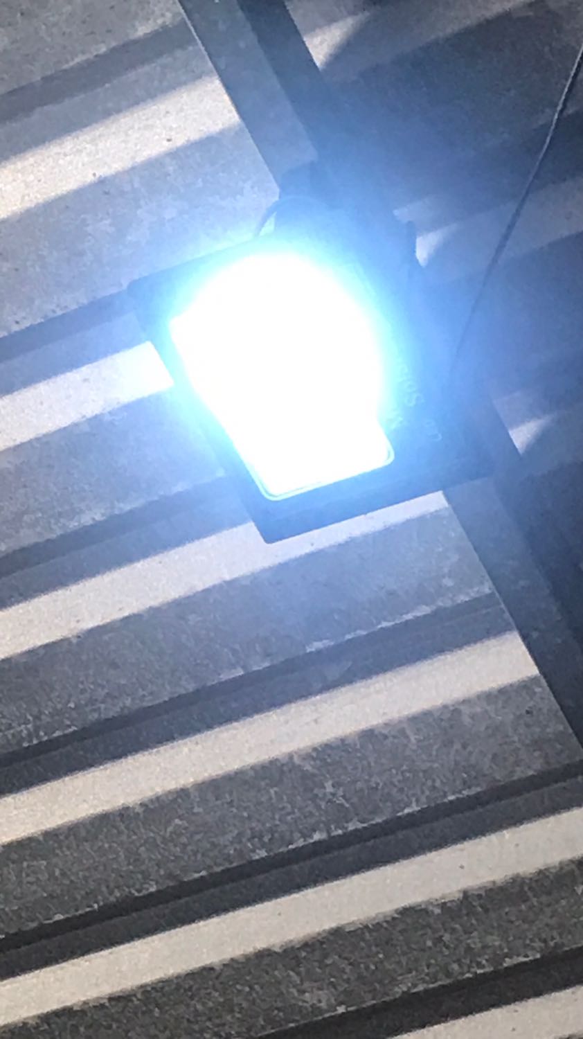 Ánh sáng của đèn rất mờ. Công suất 60w nhưng ánh sáng còn thua bóng đèn led búp 15w. Ánh sáng của đèn rất mờ. Công suất 60w nhưng ánh sáng còn thua bóng đèn led búp 15w.