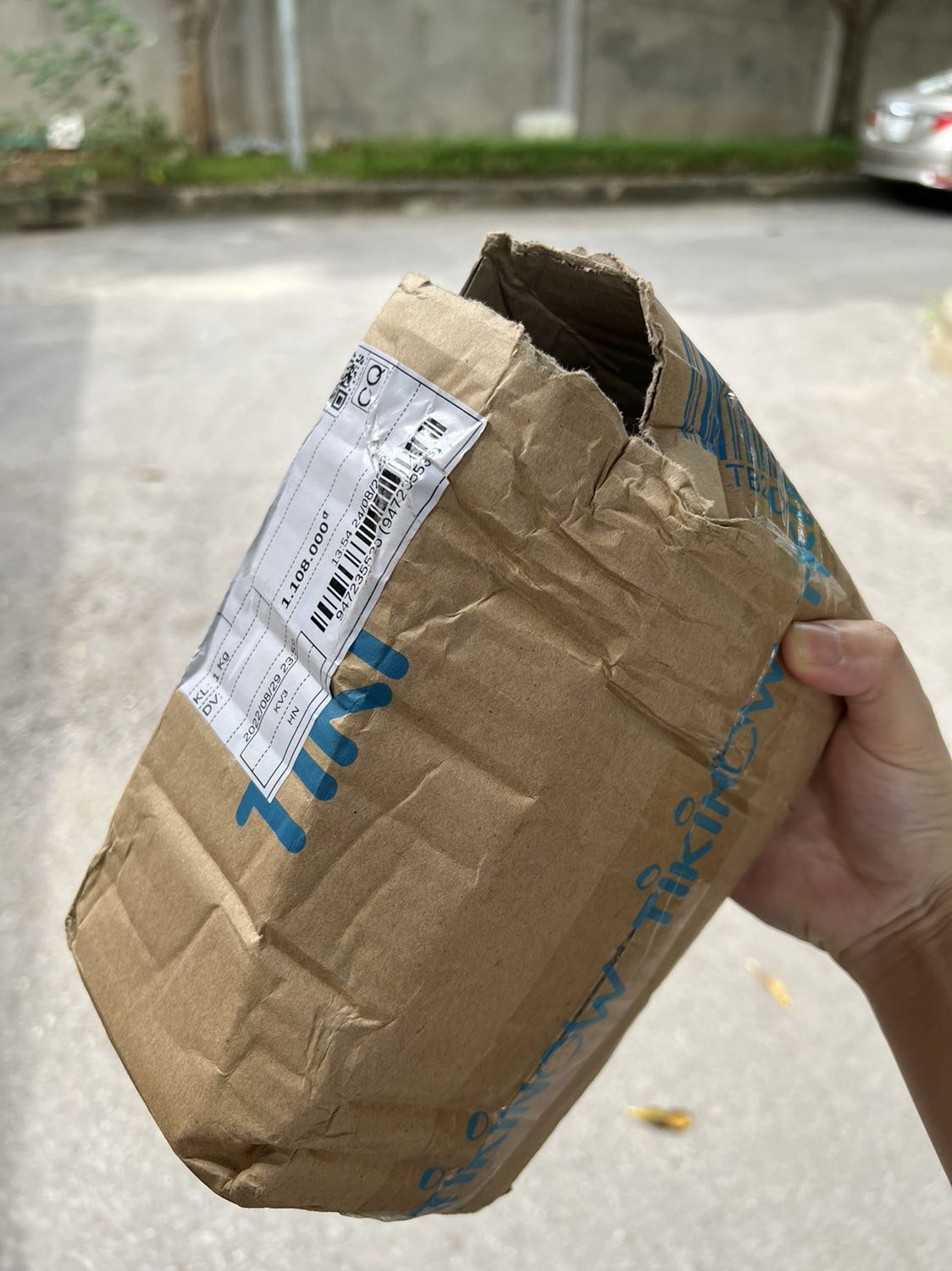 Lâu lắm rồi mình mới nhận đc trải nghiệm thất vọng như lần này. Nhận gói hàng từ bạn giao hàng mà hộp thì bung bét, bên trong hàng bỏ cực sơ sài, k có bọc chống sóc gì hết. Đơn mình đặt lần này là hơn 1tr đồng chứ không ít. Nhận hàng mà SP rơi ra thế này thì không yên tâm chút nào về SP bên trong. Mong là TIKI làm việc lại với BP đóng gói