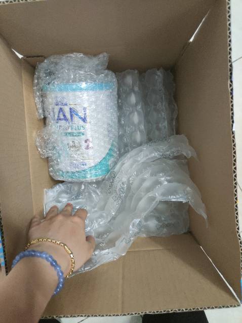 đóng gói rất là không thân thiện với môi trường luôn, có 1 hộp sữa mà đóng vào thùng quá lớn, làm kéo theo khá nhiều nilong để chống sốc, thật sự thêm rác thải cho môi trườg chứ không được gì. Hy vọng Tiki không xoá hay ẩn đánh giá này và cải thiện ở đơn sau. Càng đóng gói thùng càng to.