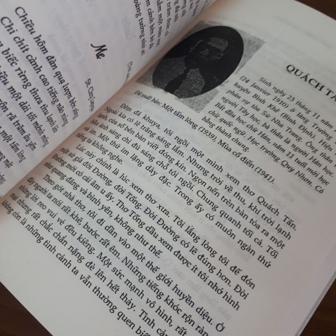 Sau lần đầu tiên đặt sách của Fahasa thấy ưng vô cùng nên từ đó luôn đặt ở Fahasa dù giá có hơn TikiTrading 1 chút nhưng đúng là Fahasa chất lượng hơn hẳn. Đóng hộp vs bao xốp cẩn thận, sách thì luôn được nguyên seal nên đảm bảo sách rất mới. Giao hàng thường nhanh hơn lịch dự kiến và luôn kèm hóa đơn rất rõ ràng.
Tranh thủ giảm giá cuối năm nên rẻ hơn hẳn mà Fahasa rất nhiều đợt sale cùng mã giảm. Tuyệt vời luôn ??