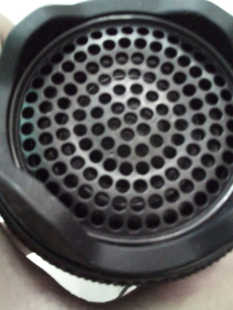 Vừa nhận hàng xong luôn . Khui ra *** thử thì theo mình cảm thấy hàng cũng rất ok lắm hình thức đẹp . Mic hút âm tốt chất lượng âm thanh nghe cũng rất hay và trong . To rõ không bị rè nói chung quá ok trong tầm giá nha .