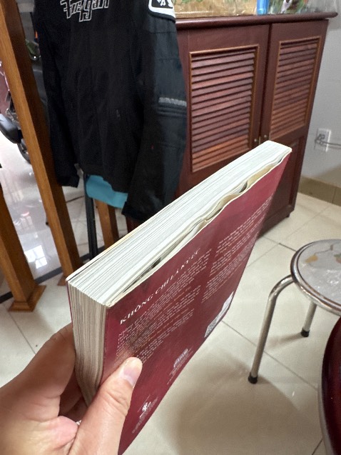 Sách bị ẩm mốc, ướt nên cong vênh.
Không kiểm tra trước khi giao hàng