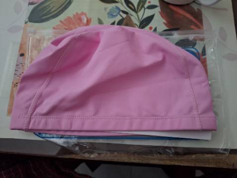 Mũ mềm, dáng đẹp, màu như hình bán, đội khít đầu dễ chịu, chưa bơi nên chưa kiểm tra kín nước.