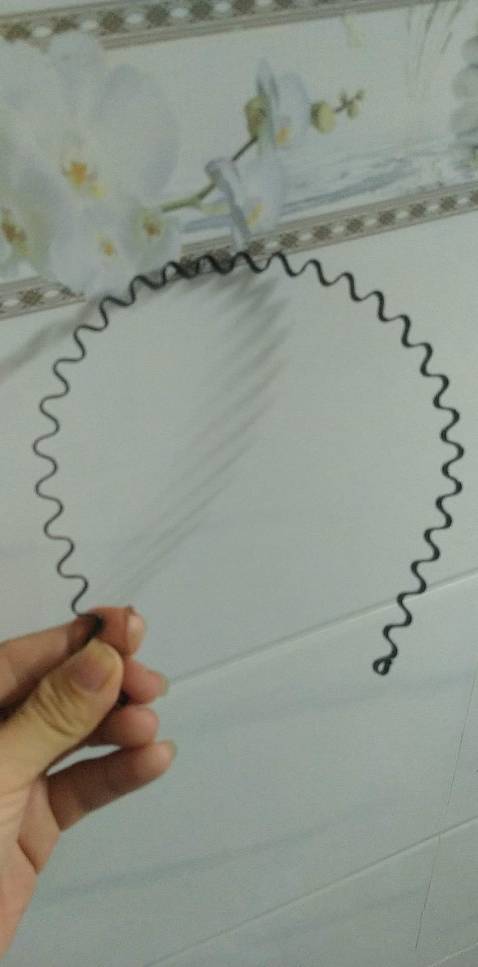 Săn cái cài lúc flashsale nè, nhìn có vẻ hơi mỏng vậy thôi chứ cài lên giữ tóc lắm nha mọi người, mà lúc khi lấy ra thì nên nhẹ tay tránh bị xước tóc nha.