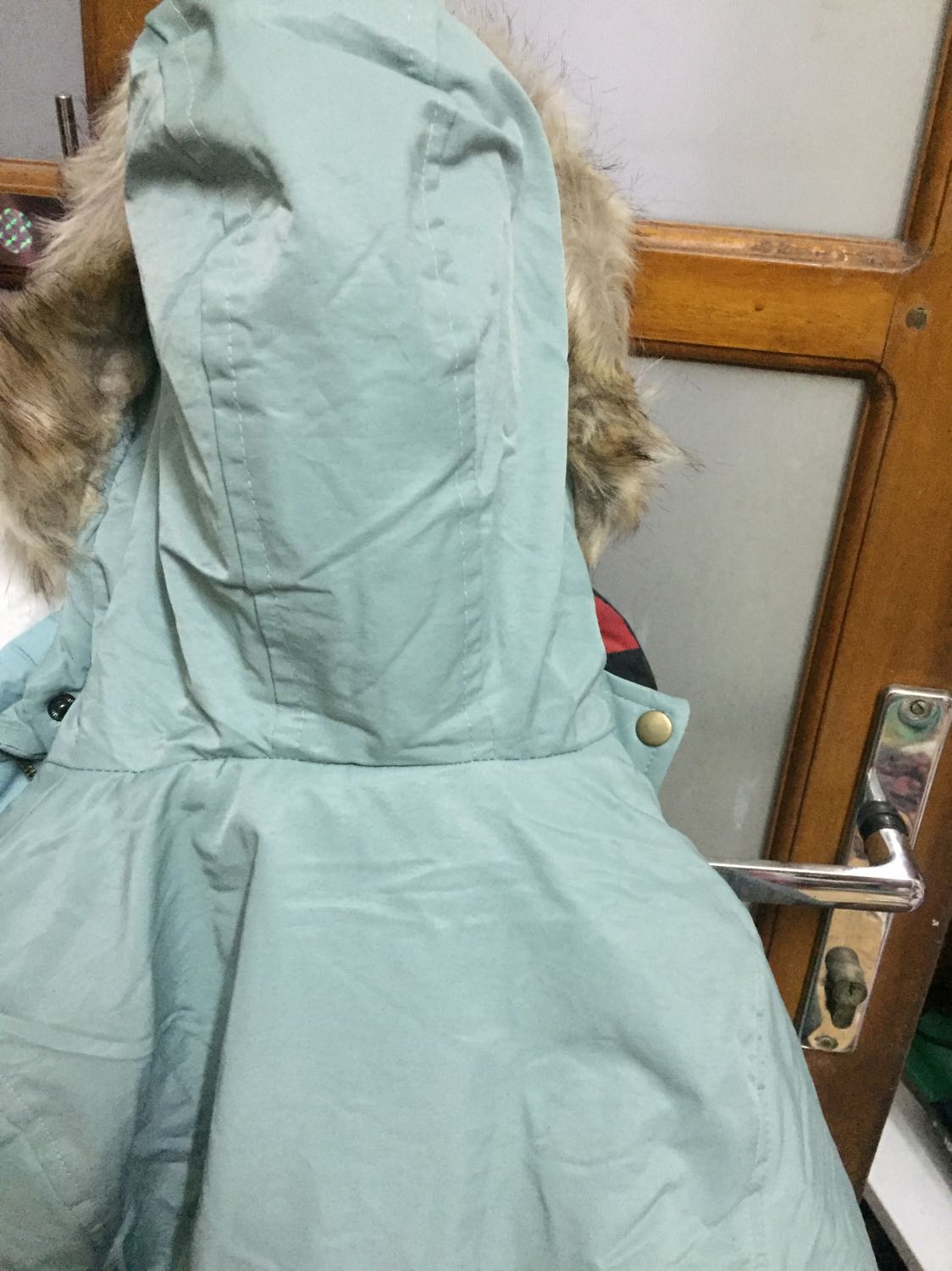 Đã mua 1 cái màu hồng cho bé lớn giờ mua thêm 1 cái màu xanh cho bé nhỏ vì sản phẩm của shop rất ok, đúng như hình và mô tả. Sản phẩm dày dặn, có lớp lót và mũ lông, bé mặc rất ấm. Ủng hộ shop dài dài.