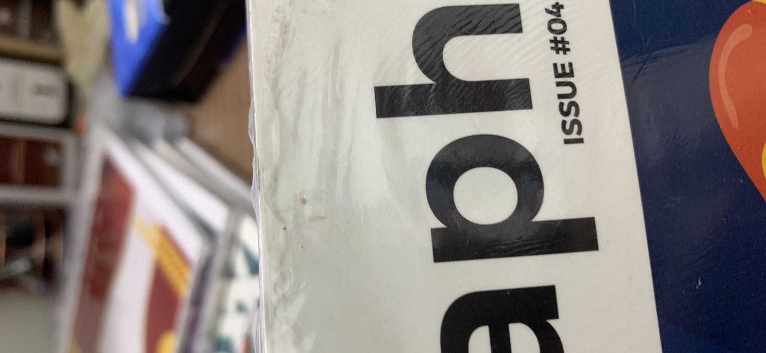 Không biết do sách cũ hay màu như vậy mà bìa hơi bị ngà vs bìa bao bên ngoài cũng rách xíu
Chưa đọc nên chưa biết nội dung ntn