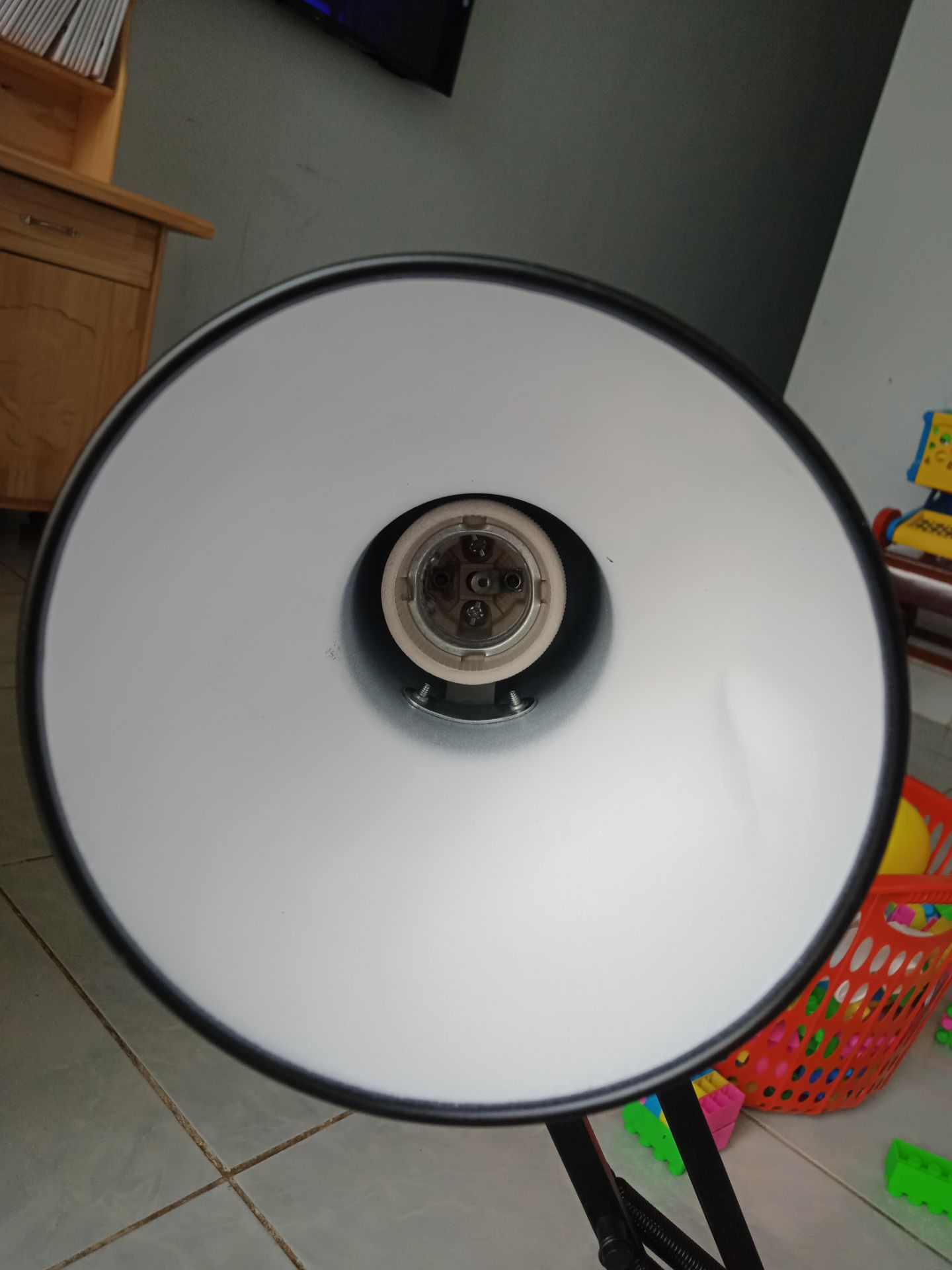 rất không hài lòng với sản phẩm nhận được, đóng gói quá ẩu, hộp chứa hàng bị rách nhiều nơi, móp méo....ảnh hưởng tới bên trong. Choá bóng đèn bị móp méo, rất bực bội. Mua hàng mới, mà như cũ. Tôi không đồng ý nhận hàng. Tôi yêu cầu trả hàng, hoàn tiền.