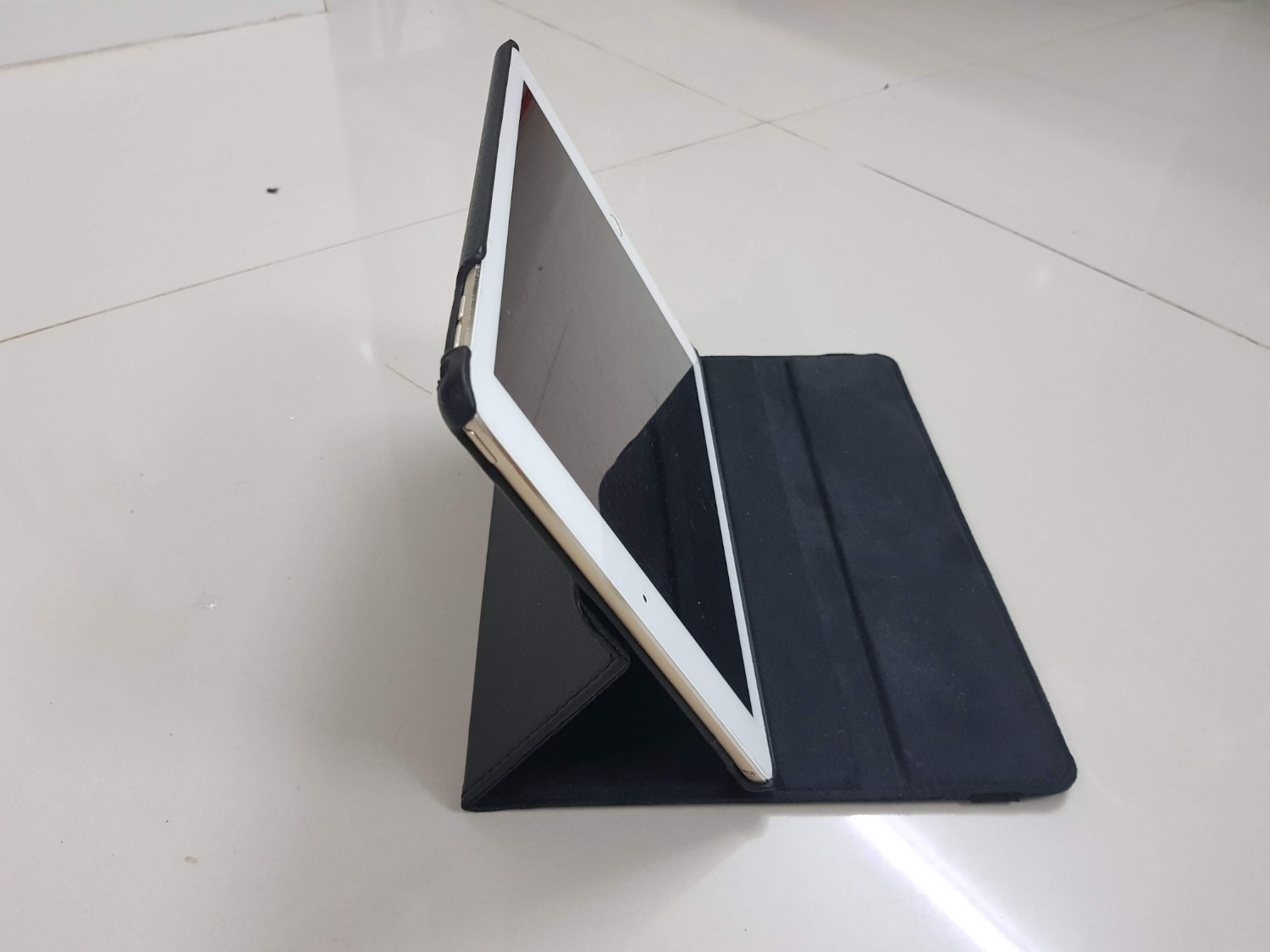 Bao da chắc chắn, vừa khít với IPAD AIR 2, dựng nghiêng được cả 2 phương ngang và đứng. Tuy nhiên dựng nghiêng dễ bị trượt.