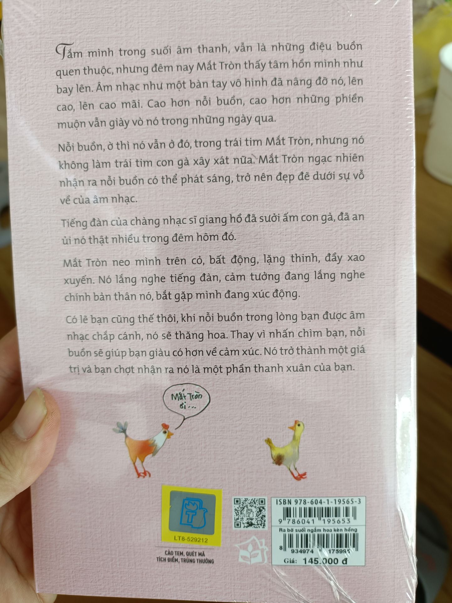 truyện của bác Ánh thì lúc nào mình cũng đợi bác ra truyện mới rồi đặt mua, chưa đọc nhưng nhìn sơ qua sách mới tinh,rõ ràng, được bọc nhựa chắc chắn, mình đặt hôm tối mà trưa 10h có sách rồi,tiki giao hàng nhanh chóng tận nơi, ủng hộ tiki lâu dài