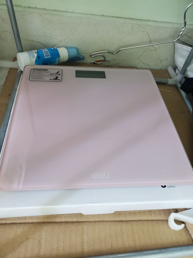 Giao hành từ miền bắc vô nam chỉ mất 3 ngày, thật sự rất ngưỡng mộ bộ phận giao hàng của tiki.
Còn về sản phẩm được shop gói rất cẩn thận, hàng được nhận thì còn nguyên mới, không trày xước, không móp méo. Còn được tặng pin đi kèm. Khi sử dụng sản phẩm thì độ chênh lệch giữa mỗi lần cân gần như không có. Còn cân có chính xác hay không thì mình không biết, nhưng Deli là một hãng văn phòng phẩm của TQ rất là nổi tiếng và sản phẩm của hãng thì rất là chất lượng và giá thành rất ổn (Mình đi vpp thì đều ưu tiên mua sp của Deli hơn những sp khác). Nên mình cũng rất yên tâm. À mà mình không phải seeder đâu nhé. Mình là Vozer.