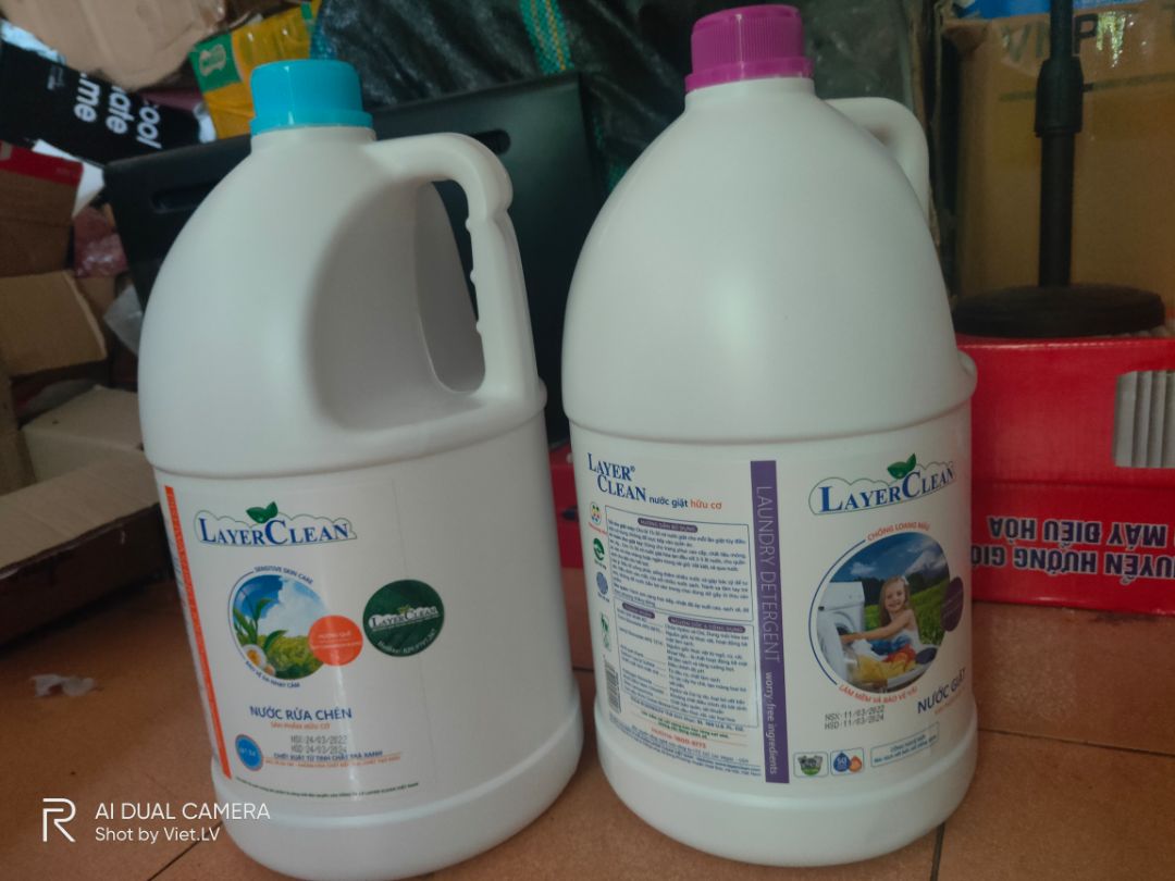 về đóng gói và vận chủyen trên tiki thì nhất rồi ko sàn nào chất lượng đc như tiki. Về sản phẩm thì date mới sx tháng 3.22 , hàng này nhà mình dùng từ lâu râts thích, mỗi tội kênh bán lẻ ở tỉnh gẩn như ko có, khó tìm mua quá . mua trên mạng thì tiki cước rẻ mà nhanh nhất, mua 2 can 10l tất cả mà freeship luôn, trong khi các sàn khác cước này fai đến hơn 100k shio :v. tiki ko chê vào đâu đc