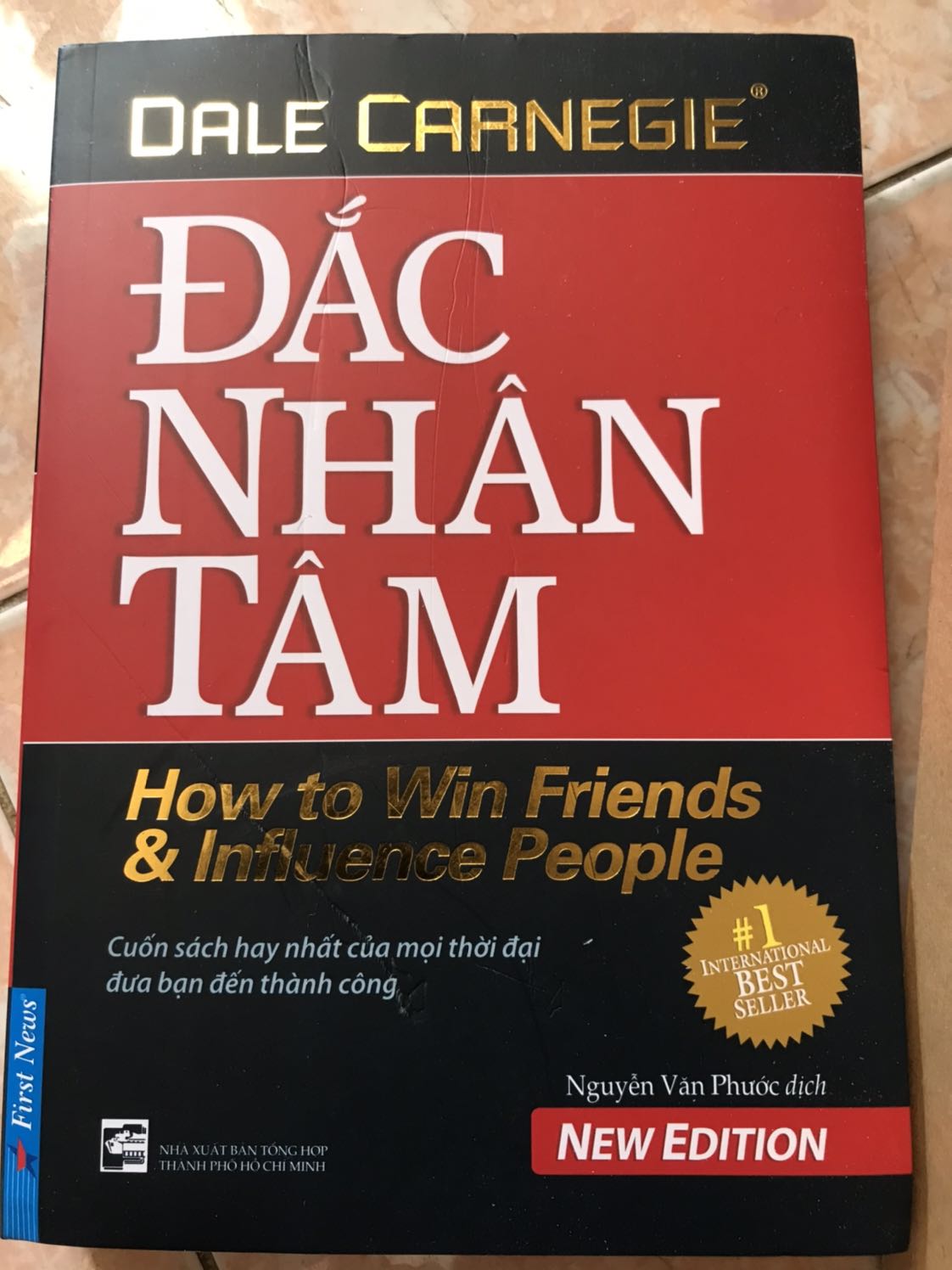 Sáng nay, mình đã nhận được sách rồi nhưng rất tiếc là bìa sách bị nhăng nhó, có đường gấp như trong hình. Hy vọng là TiKi nên cải thiện cách đóng gói cũng như kiểm tra hàng trước khi gửi cho khách.