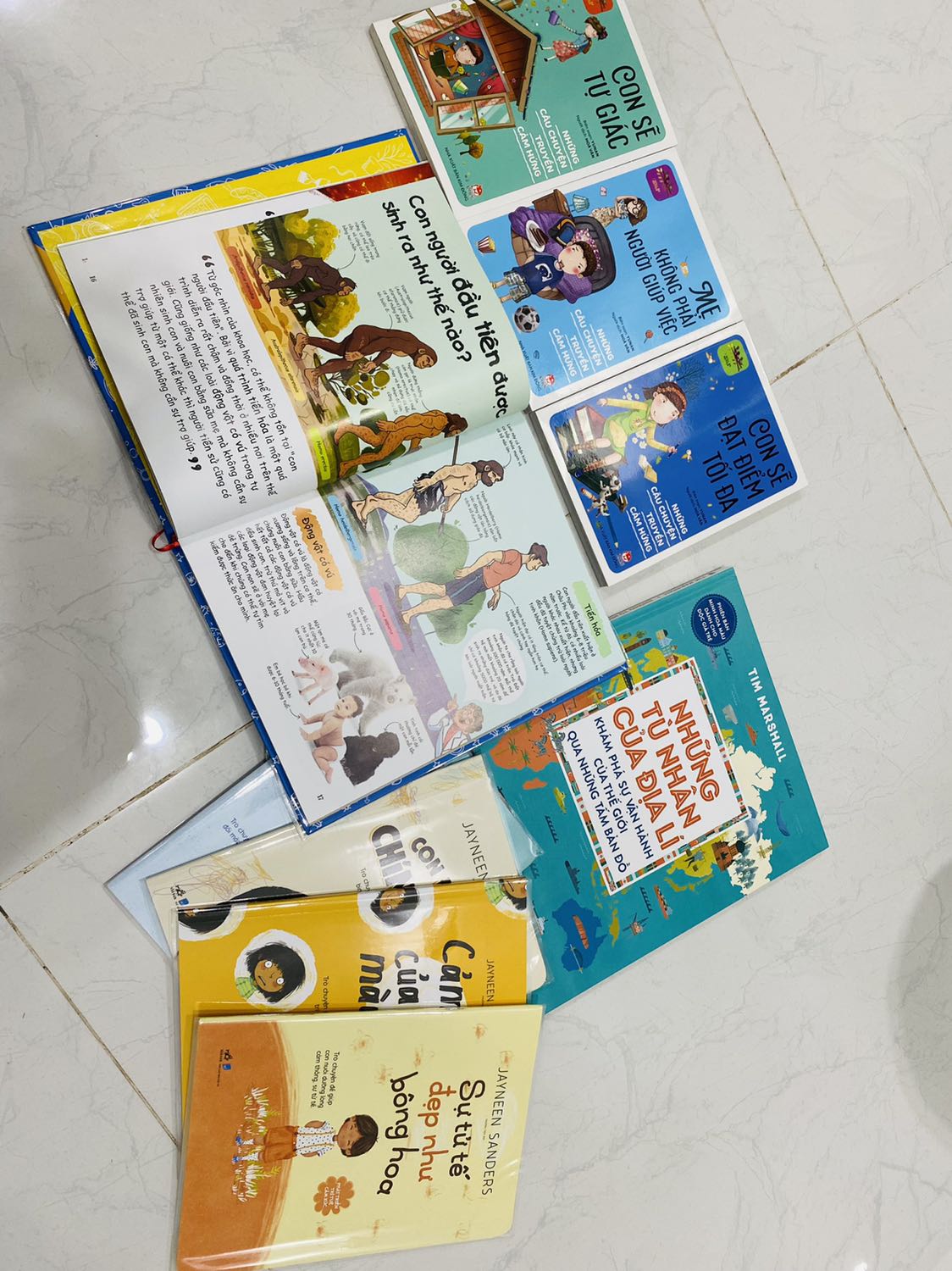 Sách với nhiều hình ảnh sinh động, in màu, giấy rất đẹp. Có sử dụng Bookcare, bao bọc cẩn thận nên càng thích hơn