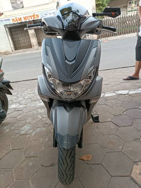 Hàng full thùng chính hãng Yamaha. Gia công rất đẹp từng chi tiết. Nhựa nhám mướt mịn không 1 tì vết. Keo dán chắc chắn. Ốp rất vừa vặn cho xe.