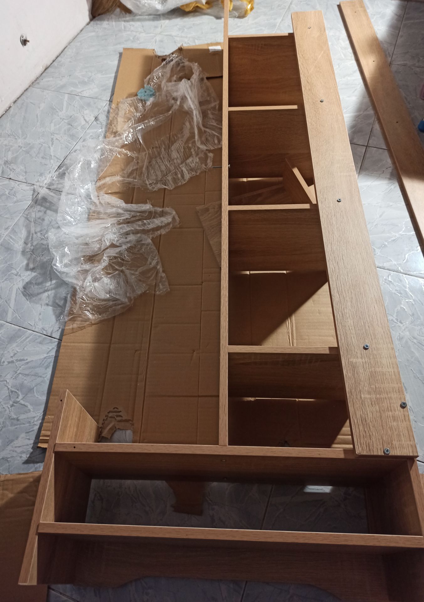 Quá rẻ cho 330 ngàn cả ship.

Mặc dù đã nghiên cứu kỹ nhưng vẫn phải gỡ ra vài lần đó lắp sai. Mất tới 3 tiếng để hoàn thành, và đau cổ tay mấy ngày sau. Giá sách nặng. Lớp phủ rất mỏng nên chỉ cần vật cứng đụng vào mép góc là vỡ rồi. Kết nối chịu lực bằng mấy con vít nhỏ nên hạn chế để đồ nặng. Nói chung giá này cho 1 cái kệ trưng bày thì rất hài lòng. ?