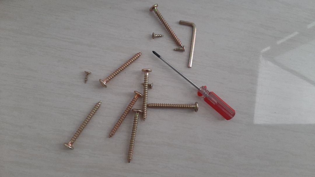 Lúc đọc review thì mình cũng khá băn khoăn vì có cả khen và chê. Nhưng vẫn quyết mua.
Lúc nhận hàng với Tiki được kiểm tra, hàng nguyên vẹn mới dám nhận. Giao hàng ở tỉnh khá nhanh, nhận được sau 3 ngày.
Shop và Tiki đóng gói cẩn thận, hàng nhận về may quá không bị mẻ, hỏng trong quá trình vận chuyển. Miếng gỗ ép nguyên vẹn, khá sạch sẽ.
Shop rất chu đáo, chuẩn bị đủ bộ ốc, có luôn vít và dụng cụ vặn ốc chữ L nên không quá khó khăn lúc lắp. 
Hy vọng bạn nào phân vân đọc được review của mình tự tin order hơn.
Sẽ tiếp tục ủng hộ shop! Cảm ơn shop & Tiki!