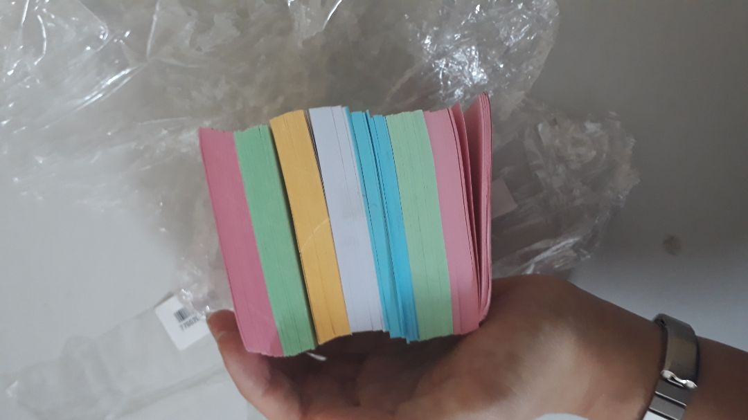 Tìm mãi mới đc notes rời, tui thích lắm nha. Đợi TiKi sale thì mua thêm. Có một tập màu trắng, có dấu vân tay, chắc do lúc đóng hàng nên ko sao hết. Gói rất cẩn thận luôn, hơi nhiều nilong :))) Giấy cắt đều, đẹp, ko dày lắm, giống như giấy 70gms thôi n mà viết bút nc ko hằn đâu. Làm Flash card hoặc ghi chú đơn giản rất tiện nha... Nhìn cưng lắm :))