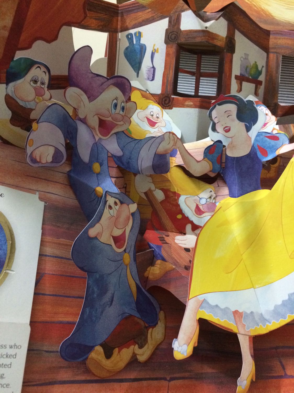 Sách hơi cũ, lúc mình nhận thấy gáy hơi móp. POP-up khá công phu nhưng có lẽ do chất lượng giấy không tốt nên một số chi tiết bị gẫy nên không nổi hình được. Phải mở thật chậm và cẩn thận nếu không dễ bị rách. Tiki sale quá rẻ! Mua sale trên amazon cũng không rẻ bằng, còn chưa tính phí ship. Mong tiki nhập thêm nhiều sách loại này hơn nữa, nhất là các tác phẩm của Robert Sabuda.