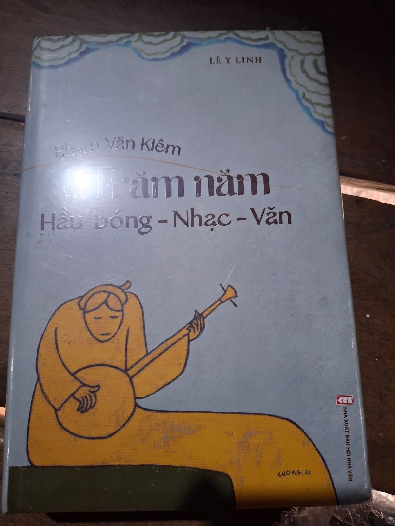 Sách tuy dính bụi nhưng có lớp màng co bọc sách nên cũng không ảnh hưởng gì nhiều, chỉ bị móp nhé cạnh nhưng không đáng kể