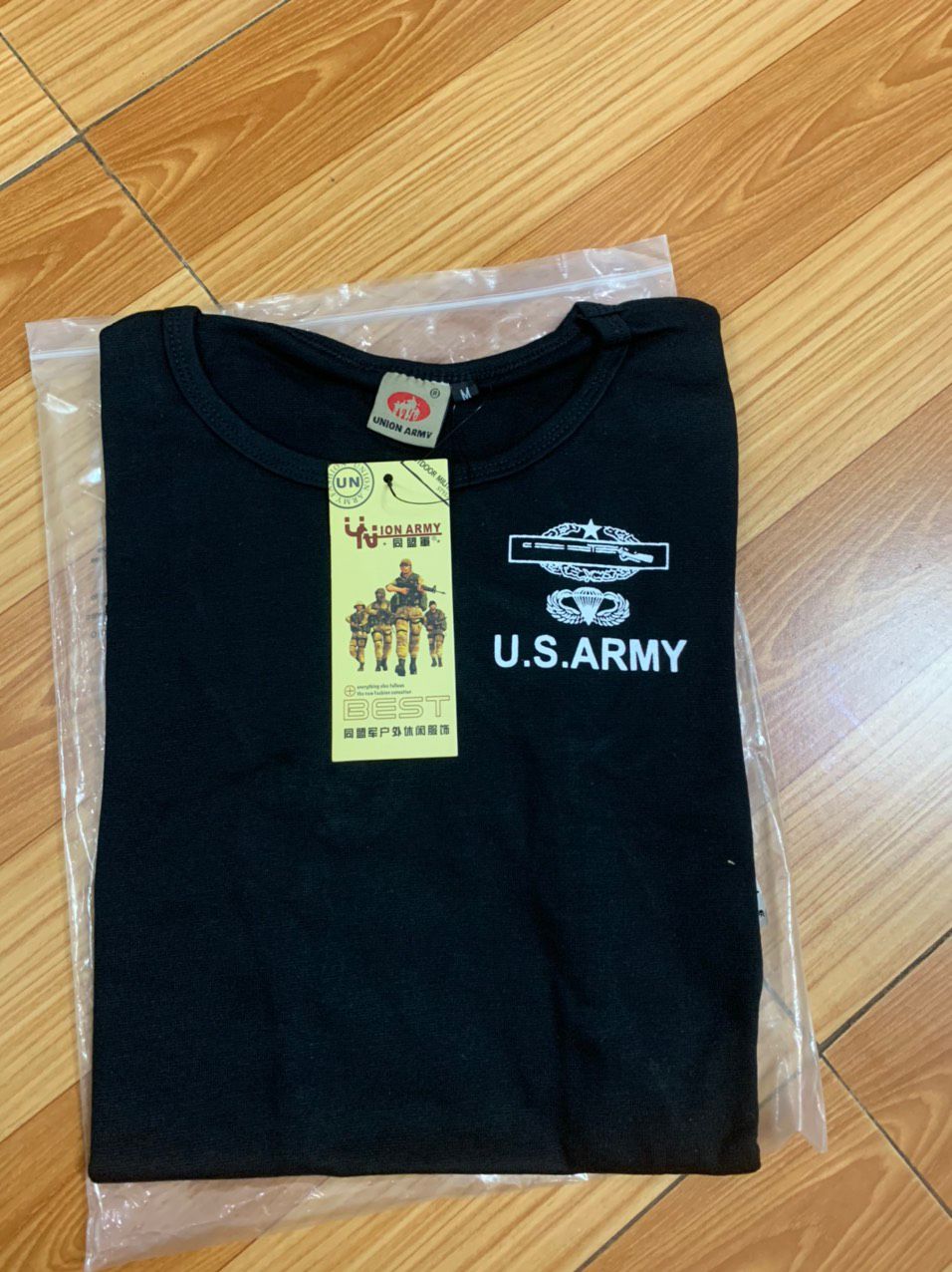 áo đẹp mặc thoáng mát, áo giống trong ảnh. chất liệu tốt lắm cực kỳ ổn ạ, Vải mềm mịn , k có chỉ thừa,form siêu xinh ạ . Với giá này thì không thể chê được nha, tui mua giá rẻ nên áo rất xứng đánggg. giao hàng tầm 3 ngày là tới. mọi người nên muaaa. giao hàng nhanh, shipper thân thiện vui tánh.