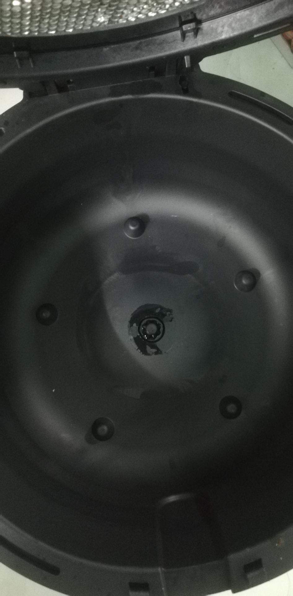 Cho mình hỏi hiện tượng thẩm thấu dầu ăn của nồi chiên qua trục đảo (khuấy) nồi chiên như hình đính kém có phải lỗi kỹ thuật không?