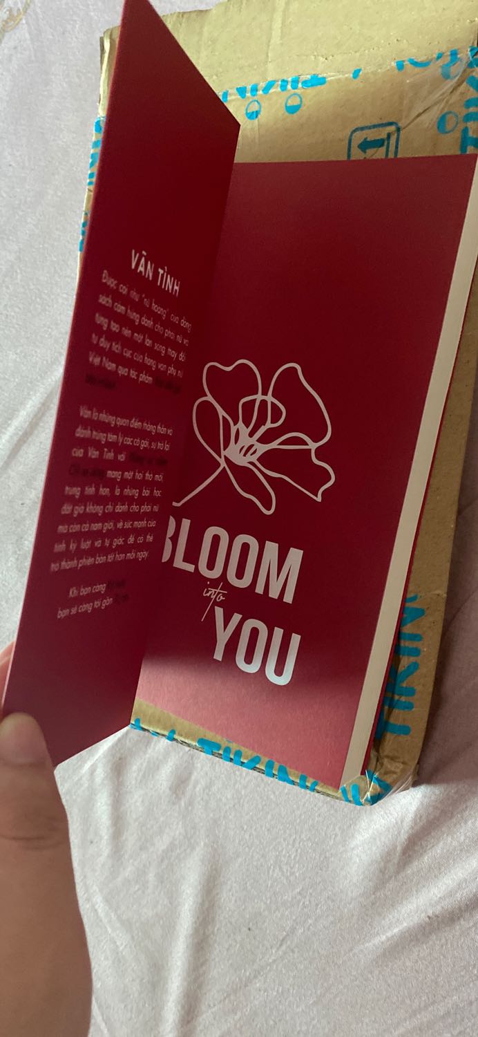 Tiki giao hàng nhanh chóng, nhân viên nhiệt tình
Tiki thì đóng gói cẩn thận trước giờ rồi, có bọc kính nữa nhé
Còn sách của Vãn Tình vẫn là best với mình vì cực thích giọng văn của chị ấy, thực tế nhưng vẫn có chiều sâu như vậy, không chỉ là lí thuyết suông mà nói về cuộc sống và chính những trải nghiệm chị ấy đi qua để rồi share lại với chúng ta
Hóng từng cuốn sách self-help của chị, à còn Lý Ái Linh cũng hay nữa nhé. Sẽ mua kakka