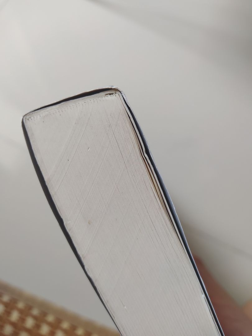 Sách rất cũ, bìa cong góc, dơ, đã vậy còn bị rạch rách một đường (cả bìa trong lẫn ngoài). Tay sách liên kết k chặt và lúc mình lật sách qua một lượt thì thấy có dấu hiệu như sách đã bị người khác đọc rồi. Vì mình mua bộ 3 cuốn, 2 cuốn khác rất mới, sách rất chặt, riêng cuốn này thì lỏng lẻo như bị mở ra đọc rồi ý