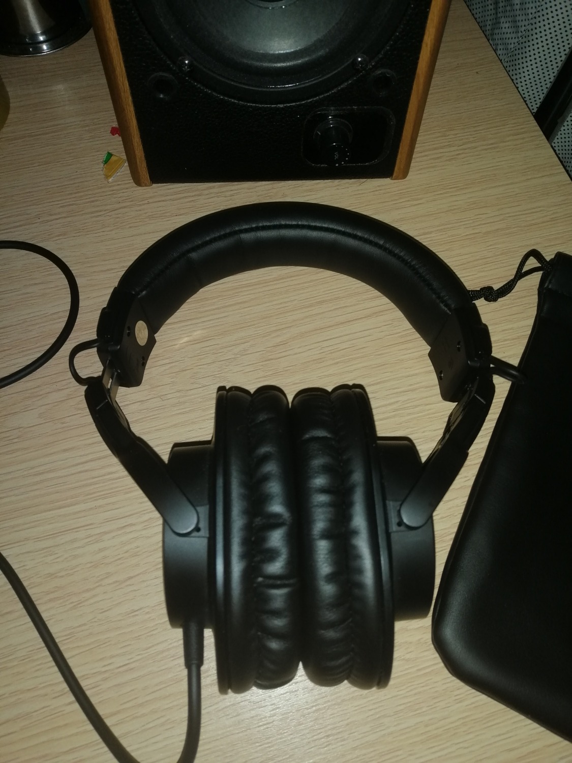 Sản phẩm hoàn thiện tốt, build chắc chắn, vì là dạng trùm tai nên cảm giác đeo khá thoải mái, không bị đau tai nhưng đeo lâu sẽ hơi nóng một xí. Ear cup xoay ngược được vào trong nên gấp gọn lại được. Mặc dù không có chống ồn chủ động nhưng cách âm rất tốt, đeo vào bật volume chưa đến 50% là không còn nghe thấy bên ngoài nói gì. Nhược điểm lớn nhất của tai nghe này là cái dây quá dài, chắc do thiết kế cho phòng thu nó thế.

Về chất âm, ưu điểm của M30x là dải mid cực kì ngọt ngào, nghe rất rõ giọng ca sĩ hát (đặc trưng xưa nay của Audio Technica). Dải treble hơi bị sib nhẹ một xí nhưng vẫn rất lung linh. Vì tập trung vào dải mid và treble nên tai nghe này thích hợp nghe vocal nữ hơn vocal nam. Bạn nào nghe nhạc vàng hoặc instrumental sẽ cảm thấy rất hay nhờ dải mid mượt mà và dải treble sáng. Về dải bass, M30x bass chắc nhưng lượng không nhiều, đối với những bài có quá nhiều bass như rock, EDM sẽ có hiện tượng ù, nên không thích hợp với các dòng nhạc này. Bạn nào muốn nghe bass thì nên lên dòng M50x.