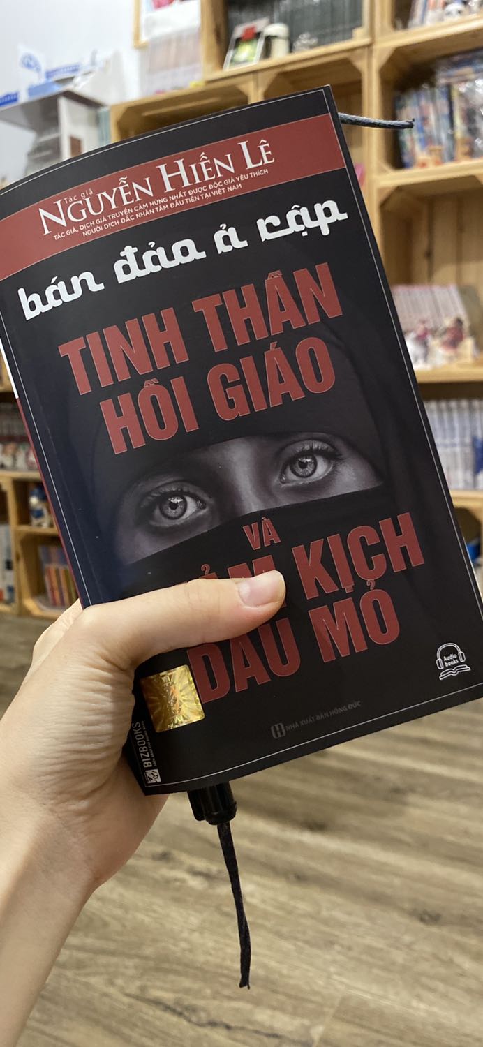 Thật tiếc vì sách dừng ở những năm 1960. Đây la câu chuyện thể hiện rõ vòng xoáy chiến tranh như không có hồi kết ở Ả Rập theo luồng tư duy logic nhưng vẫn xem lẫn cảm xúc cá nhân của bác Nguyễn Hiến Lê. Sách đi sâu và cung cấp nhiều kiến thức về lịch sử, tôn giáo, nhân quả chứ không phải mỗi dầu mỏ (như tên gọi) của chiến tranh Ả Rập
Đặc biệt với ai quan tâm tới lịch sử và văn hoá Trung Đông, thì cuốn sách này thật sự vô giá