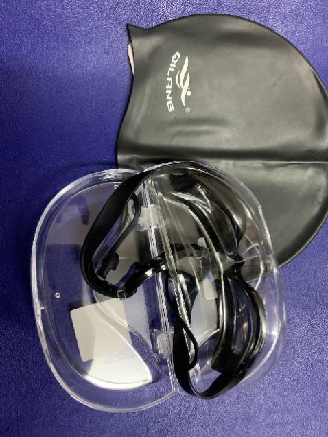 Hàng chất lượng như ảnh quảng cáo, kính ôm vừa khít phần mắt, Kiếng bơi đẹp, nhìn rõ, dễ dàng vệ sinh, không vào nước, vừa khít mặt, tương xứng giá tiền, còn được tặng kèm cả mũ bơi nữa, quá là ok, thanks shop