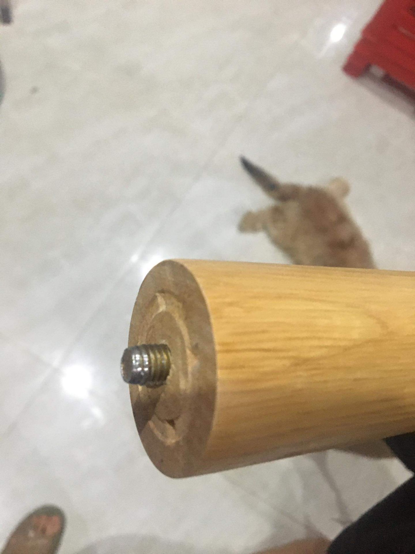 Bàn rất đẹp, không bị bập bênh, chắc chắn.
Tuy nhiên, có 2 điều khiến mình thất vọng:
+ Tiki giao hàng rất trễ, (6 ngày so với dự kiến)
+ Có một chân mà cái ốc vít nó bị mòn, không vặn vào được. May nhà mình có máy nên đã đánh lại và cắt mòn đi 1 xíu. Nếu là người khác thì khả năng cao là phải liên hệ đổi trả á.