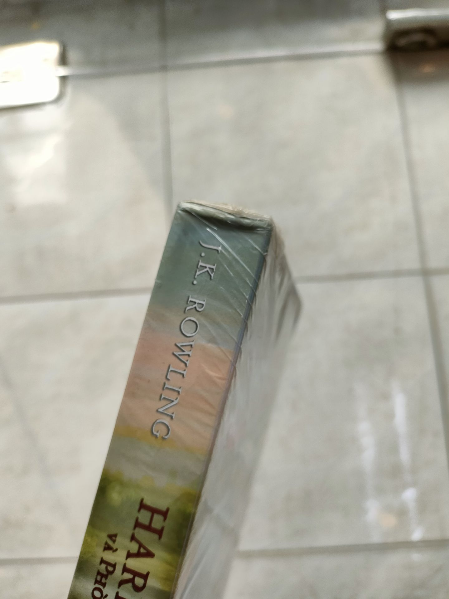 Giá của Tiki rất tốt nhưng:
1. Giao hàng khá chậm, mình đặt đơn từ 29/11 mà 04/12 mới giao
2. Không có bao bì nào khác để bảo quản, Tiki chỉ cho vào hộp rồi gửi đi
3. Nhận truyện mình không vui chút nào, seal thì rách, bao bì bên ngoài của truyện thì ọp ẹp, móp méo