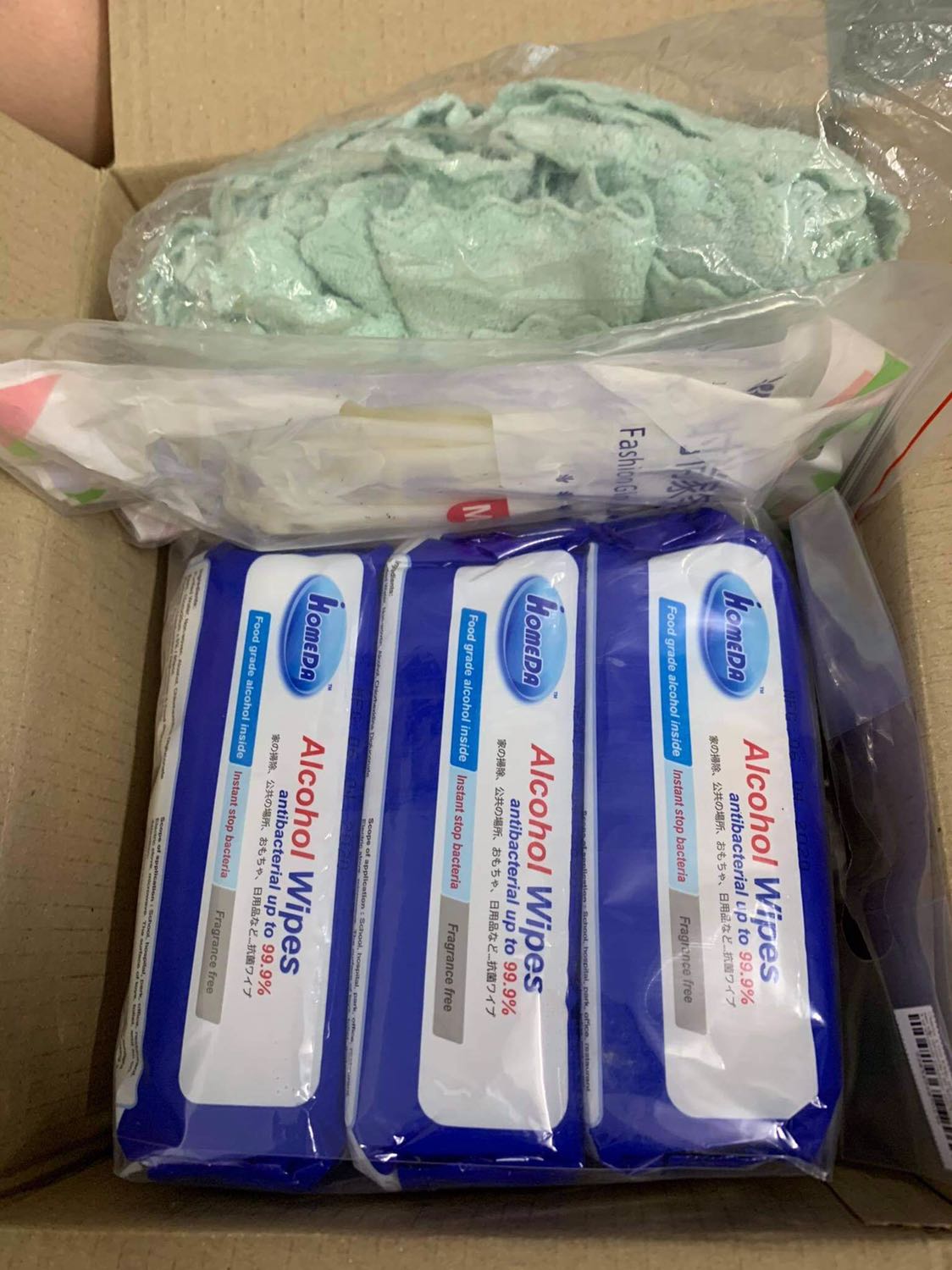 Tiki giao hàng siêu nhanh. 
Tôi đặt hàng cho đứa em đang ở ngay khu vực bị phong toả vì Covid, đặt hàng lúc 18h ngày 26/8, Tiki hẹn giao 11h sáng 27/8. 19:40 ngày 26/8 đã thấy đứa em nhắn tin nhận được hàng rồi! 
Cảm ơn Tiki đã rất kịp thời trong mùa dịch.