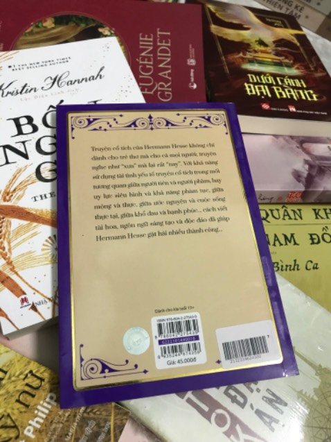 Sách mỏng. Bìa bắt mắt. Một màu tím ngút ngàn, đẹp đến mức chỉ muốn cắt bìa, đóng khung, treo vào phòng ngủ. 

Nghe mấy cây đa cây đề trong nhóm sách Hội Văn Học Kinh Điển khen và đánh giá cao tập truyện cổ tích này của văn học Đức nên mua về đọc thử.

Hy vọng là cả 5 truyện ngắn đều hay. 

Giờ tớ đọc đây. Nếu các bạn ghét đợi review, mua luôn đi. Sách của Kim Đồng thì giá siêu “hạt dẻ”, thêm mã flash sales nữa, giá chỉ còn bằng tiền mua 1 ổ bánh mì. À, nếu so giá bánh mì Huỳnh Hoa  ở đường Lê Thị Riêng, thì tiền mua Huệ Tím chỉ mua được nửa ổ thôi nha.