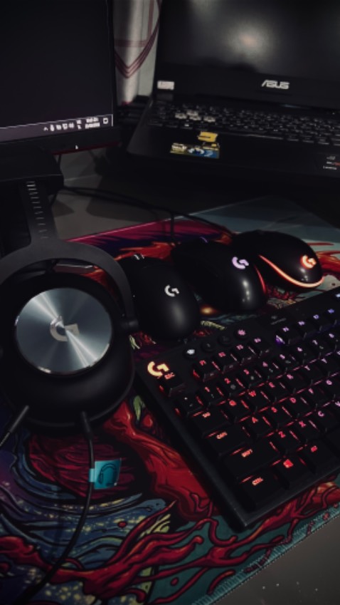 chuột rất nhẹ, so với những dòng chuột khác rất khác biệt, sensor tốt, control spray, aim csgo rất tốt