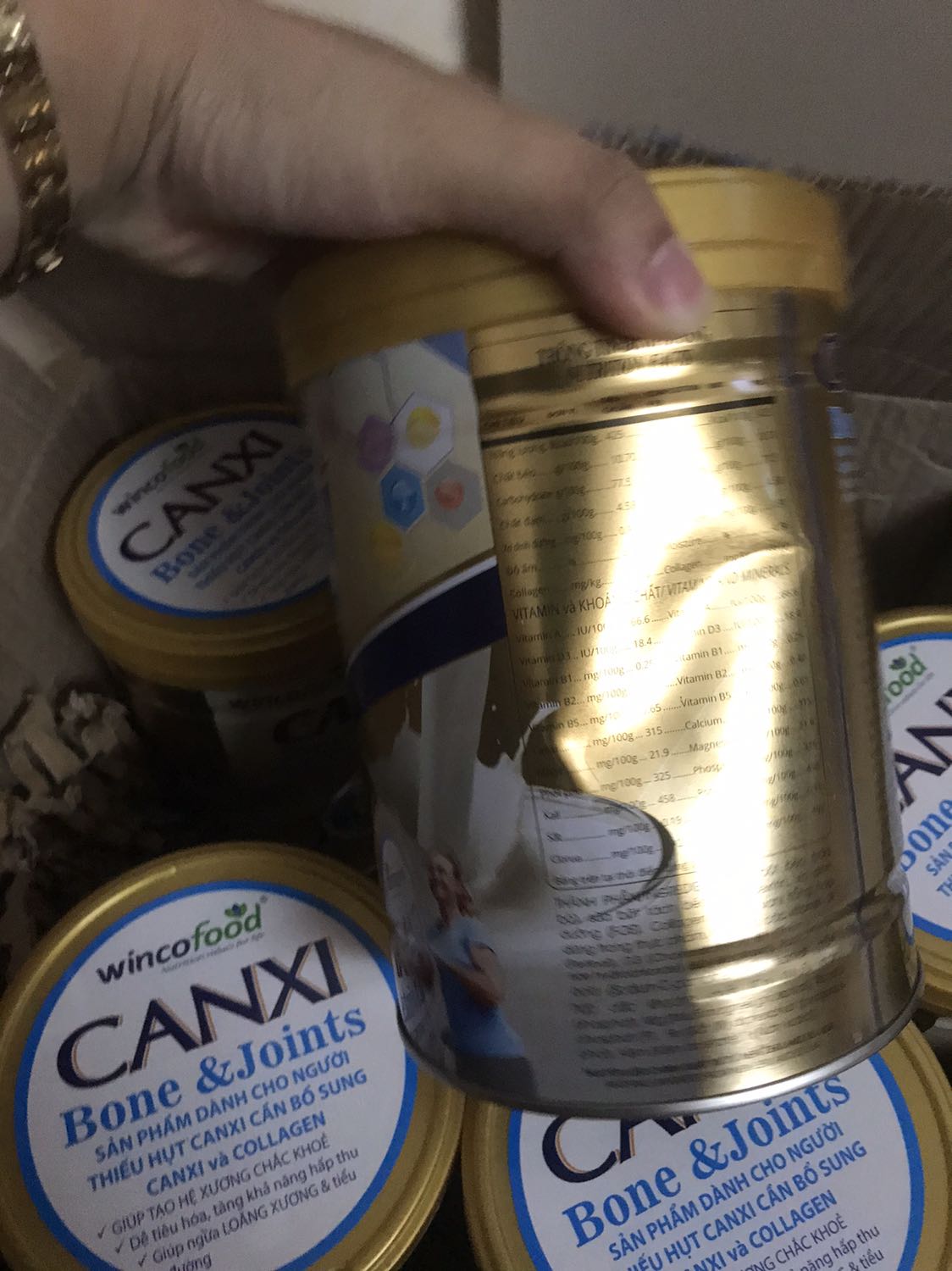 Shop đóng gói cẩn thận nhưng vẫn bị móp méo hộp. Nhưng không ảnh hưởng tới chất lượng. Giá cả hợp lí mà sữa lại ngon. Rất thơm. Bố mẹ rất ưng ý. Đã mua lại nhiều lần