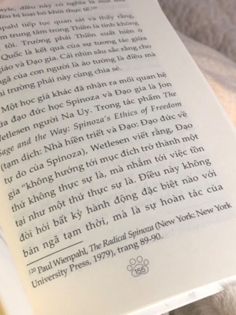 “Sống như một chú mèo có nghĩa là không muốn gì ngoài cuộc sống bạn đang sống.” 
                                     🐈🐈🐈
                                          ***
Chọn cho mình cuốn sách này cho đầu năm mới có lẽ là một sự lựa chọn đúng đắn. 
Vì là sách triết học nên nhiều trích dẫn của các triết gia từ nhiều thời đại khác nhau còn khá là mơ hồ. Nhưng chính vì cái mơ hồ đấy, lại khơi gợi người đọc muốn tìm hiểu sâu hơn và hơn nữa…
Ở cuốn sách này, bài học rút ra qua hình ảnh loài mèo mà tác giả mượn để nói về loài người và những “ảo tưởng sống”,  rất đáng suy ngẫm. 
***
Loài mèo không cần triết học. Tuân theo bản chất tự nhiên của mình, chúng hài lòng với những gì cuộc sống đem lại. 
Wittgenstein đã viết: 
“Nếu sự vĩnh cửu được hiểu không phải như những quãng tạm thời không có điểm dừng mà như tính vô thời gian, thì người sống mãi mãi là người sống trong hiện tại.”
Vì vậy, cuộc sống tốt đẹp không phải là cuộc sống mà bạn có thể từng, muốn hoặc chưa thể chạy theo, mà chính là cuộc sống bạn đang có, trong đó bạn được viên mãn, được sống cho chính mình, sống với bản chất mà mình được bạn tặng. 
Bạn sẽ không tìm thấy hạnh phúc bằng cách đuổi theo nó. Thay vào đó, hãy làm những gì bạn cho là thú vị nhất và bạn sẽ thấy hạnh phúc khi không biết hạnh phúc là gì. 
Bởi, “ý nghĩa của cuộc đời là một cái chạm, một mùi hương, đến một cách tình cờ và biến mất trước khi chúng ta kịp hay biết.”
—————————
Điểm trừ: lỗi dịch khá nhiều, đọc nhiều lúc hơi hoang mang 😅😅😅