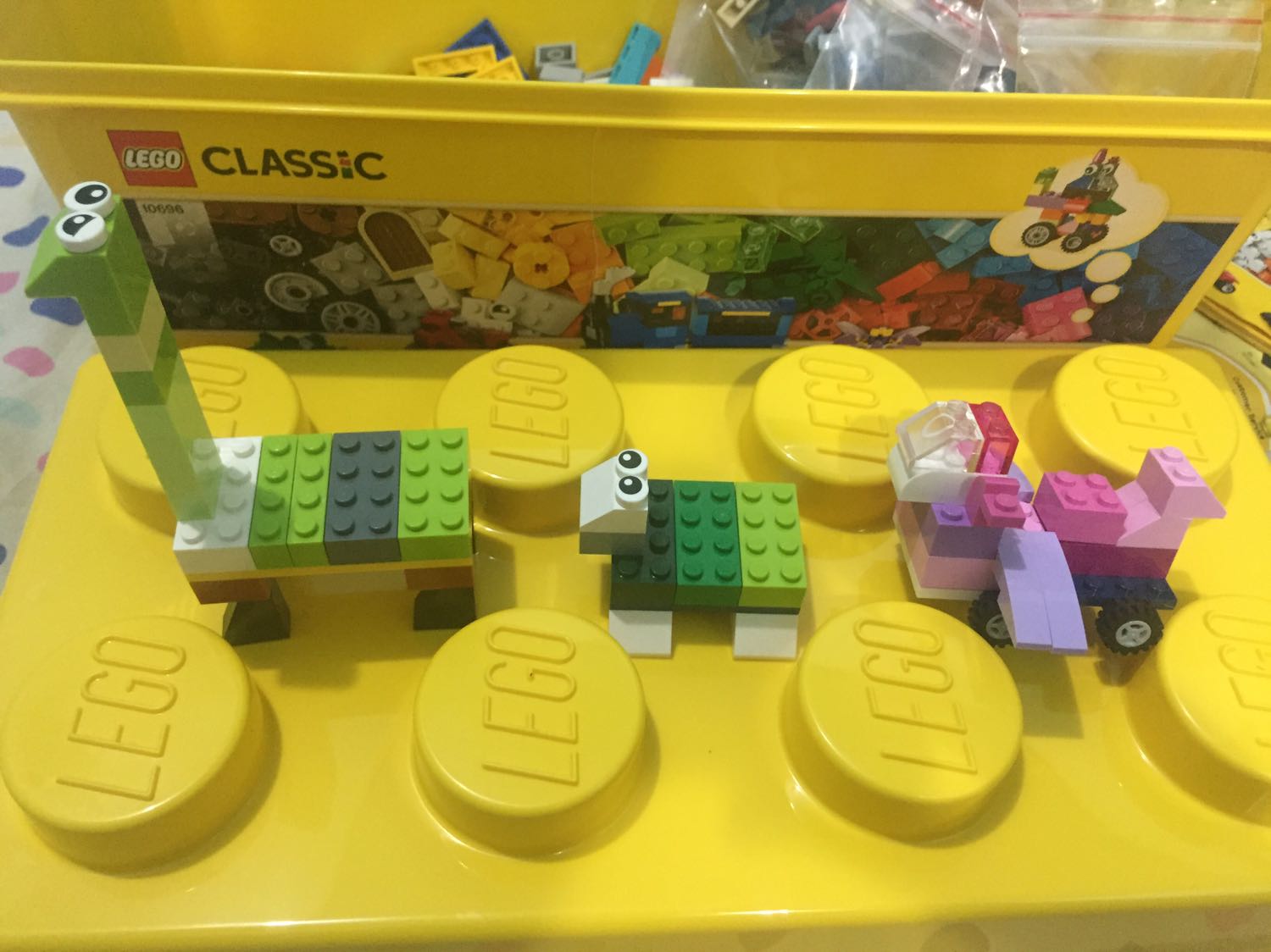 Lần đầu mình mua LEGO, trước đó cũng đọc đc nhiều nhận xét tốt của mọi người...nhưng thực sự chưa hài lòng lắm về sản phẩm! 
Mình xin phép đc review có tâm xíu nên viết hơi nhiều ạ ?
Ưu:
Màu sắc rất đẹp, chất liệu tốt, nhiều chi tiết thoả sức sáng tạo, mảnh ghép sắc nét và tỉ mỉ, yên tâm về xuất xứ. Bé 3 tuổi có thể xếp xe cộ siêu nhân hay đồ vật, con vật đơn giản. Mẹ cũng tha hồ xếp hihi
Nhược: 
Chi tiết hơi nhỏ đến rất nhỏ như các viên tròn để làm mắt chẳng hạn, chưa đến 1cm. Các bé 3 tuổi chơi nên có sự giám sát của người lớn! Còn không thì nên cất bớt các chi tiết nhỏ xíu đến khi bé đủ lớn để ko "buồn buồn lỡ nuốt".
Thất vọng về thiết kế hộp đựng và bao bì. Hộp nhìn to vật vã nhưng đựng chỉ 1/3, ko hiểu làm hộp to cồng kềnh vậy chi trong khi ko chia ô đựng phân loại các chi tiết. Vs điều này thì ko tương xứng vs giá thành và thương hiệu.
Khi mở hộp ra, các chi tiết đc bỏ vô bịch ni lông mỏng dánh phân theo màu, nhưng bịch này chỉ xé ra rồi quăng thui. Rồi xong nguyên mớ lộn xộn, to nhỏ đủ cỡ đủ màu lẫn lộn lạc lối luôn. 
Tự mình phải kiếm túi zip or hộp nhỏ để phân loại ko thì lúc xếp tìm đuối và dễ mất nữa.
Chấm 4* thui nè. 
---The end--- 
Thanks for read
Cùng cảm nhận hãy like và share :)) Lần đầu mình mua LEGO, trước đó cũng đọc đc nhiều nhận xét tốt của mọi người...nhưng thực sự chưa hài lòng lắm về sản phẩm! 
Mình xin phép đc review có tâm xíu nên viết hơi nhiều ạ ?
Ưu:
Màu sắc rất đẹp, chất liệu tốt, nhiều chi tiết thoả sức sáng tạo, mảnh ghép sắc nét và tỉ mỉ, yên tâm về xuất xứ. Bé 3 tuổi có thể xếp xe cộ siêu nhân hay đồ vật, con vật đơn giản. Mẹ cũng tha hồ xếp hihi
Nhược: 
Chi tiết hơi nhỏ đến rất nhỏ như các viên tròn để làm mắt chẳng hạn, chưa đến 1cm. Các bé 3 tuổi chơi nên có sự giám sát của người lớn! Còn không thì nên cất bớt các chi tiết nhỏ xíu đến khi bé đủ lớn để ko "buồn buồn lỡ nuốt".
Thất vọng về thiết kế hộp đựng và bao bì. Hộp nhìn to vật vã nhưng đựng chỉ 1/3, ko hiểu làm hộp to cồng kềnh vậy chi trong khi ko chia ô đựng phân loại các chi tiết. Vs điều này thì ko tương xứng vs giá thành và thương hiệu.
Khi mở hộp ra, các chi tiết đc bỏ vô bịch ni lông mỏng dánh phân theo màu, nhưng bịch này chỉ xé ra rồi quăng thui. Rồi xong nguyên mớ lộn xộn, to nhỏ đủ cỡ đủ màu lẫn lộn lạc lối luôn. 
Tự mình phải kiếm túi zip or hộp nhỏ để phân loại ko thì lúc xếp tìm đuối và dễ mất nữa.
Chấm 4* thui nè. 
---The end--- 
Thanks for read
Cùng cảm nhận hãy like và share :))